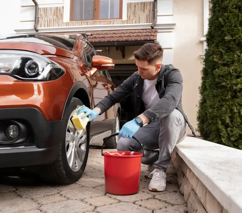 Lavage auto à domicile Saint-Génis-des-Fontaines : professionnel intervenant sur un véhicule